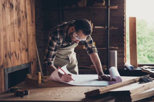 proyecto banco de trabajo profesión creativa restauración persona en - craft project fotografías e imágenes de stock