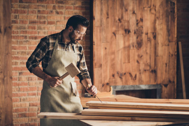 diseño de concepto de tienda de reparación de fábrica de personas persona. lado de perfil c - work tool chisel wood mallet fotografías e imágenes de stock