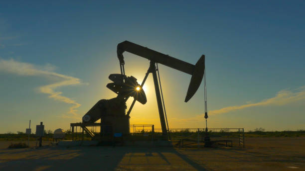 plate-forme de pompe industrielle jack remontages pétrole brut soleil coucher de soleil - oil pump flash photos et images de collection