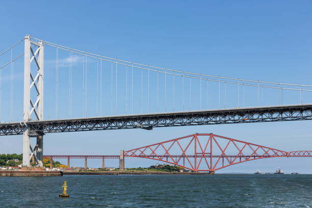 dwa mosty nad firth of forth w pobliżu queensferry w szkocji - railroad crossing bridge river nautical vessel zdjęcia i obrazy z banku zdjęć