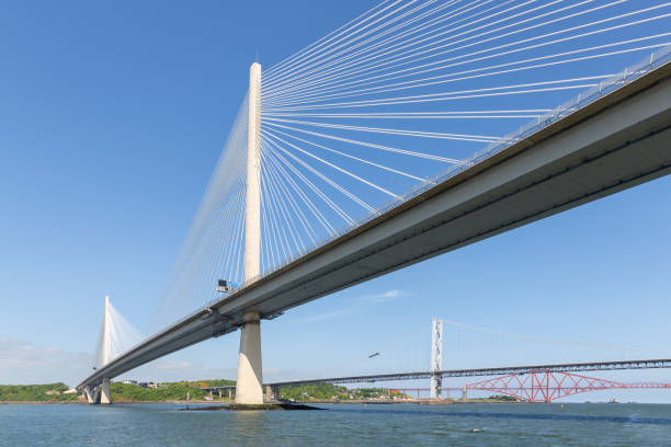 tres puentes sobre el firth of forth cerca de queensferry en escocia - architecture blue bridge iron fotografías e imágenes de stock