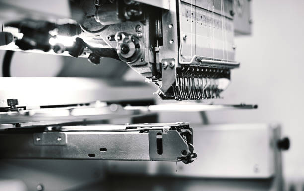 máquina de coser industrial. - seam needle textile industry thread fotografías e imágenes de stock
