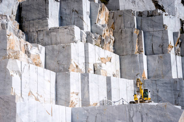 cantera de mármol en carrara, toscana, italia - manejar una máquina fotos fotografías e imágenes de stock