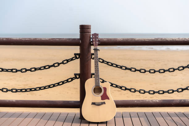 gitara na promenadzie na plaży - nobody rock coastline sea zdjęcia i obrazy z banku zdjęć