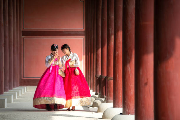 señora coreana en gress hanbok o corea y caminar en una ciudad antigua - traditional clothing fotografías e imágenes de stock