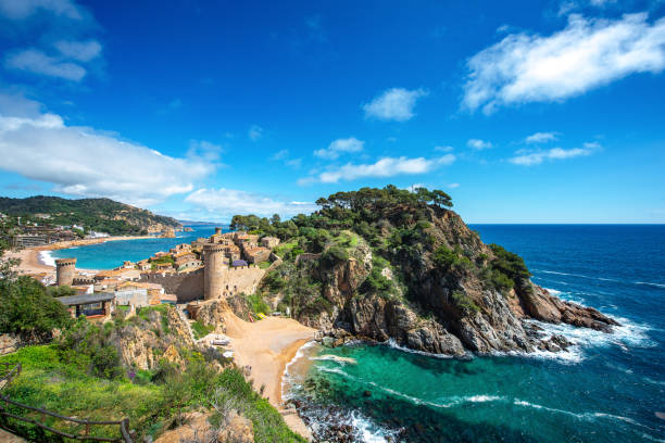 festung vila vella und badia de tossa bucht am sommer in tossa de mar, costa brava - andalusien stock-fotos und bilder