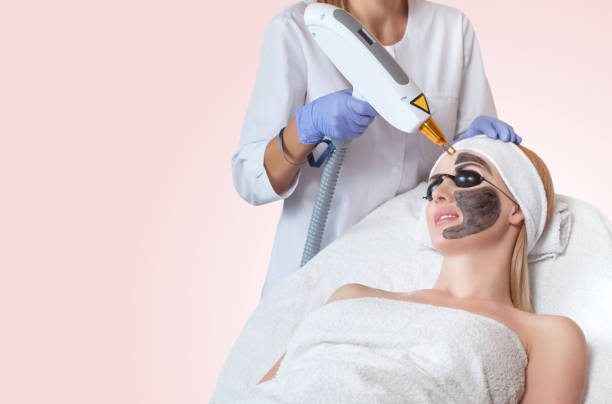 istock Carbon face peeling procedure in a beauty salon. 1074872386