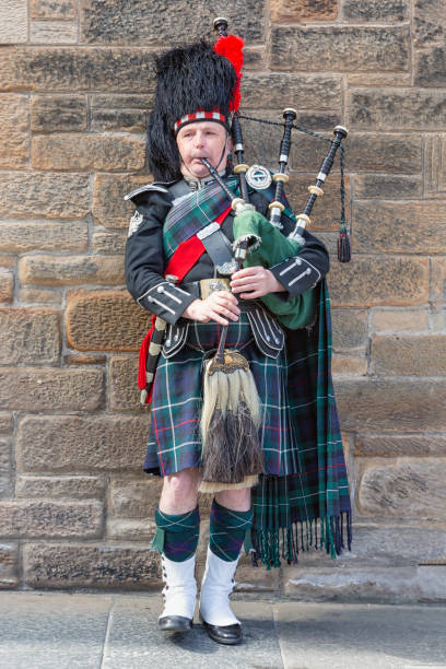 hombre en ropa tradicional escoc tocando la gaita en edimburgo - bagpipe fotografías e imágenes de stock