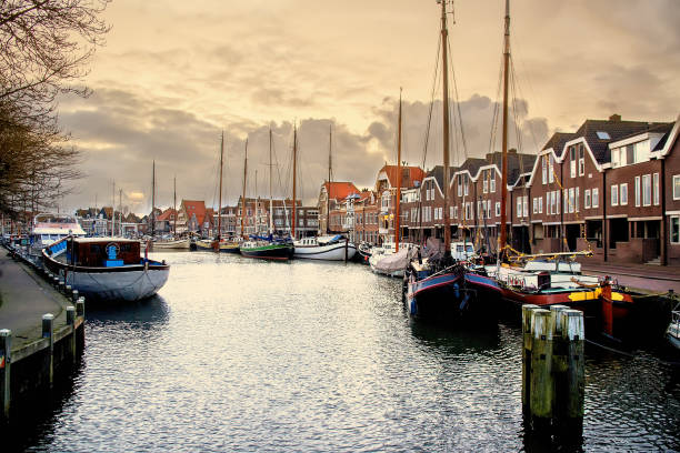 alter hafen in hoorn, niederlande - boat horn stock-fotos und bilder