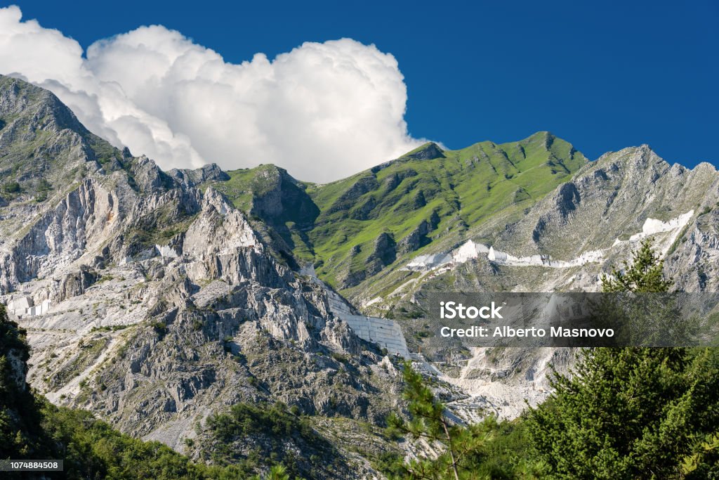 Mỏ đá cẩm thạch trắng của Carrara ở Apuan Alps Ý - Trả phí Bản quyền Một lần Apuan Alps Bức ảnh sẵn có Mỏ đá cẩm thạch trắng của Carrara ở Apuan Alps Ý - Trả phí Bản quyền Một lần Apuan Alps Bức ảnh sẵn có