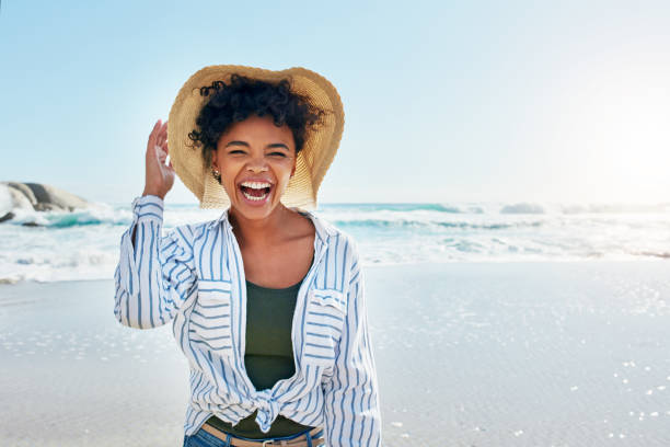 得るそれらの帽子をここでの夏! - women summer hat beach ストックフォトと画像