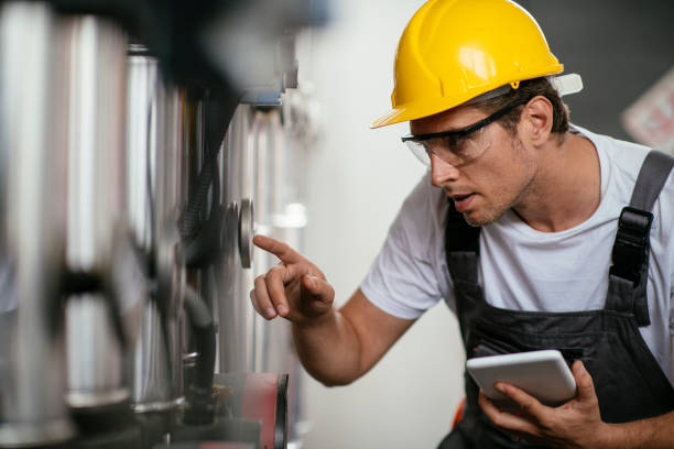 天然ガス処理施設でタブレットを使用している人 - plumber boiler technician natural gas ストックフォトと画像