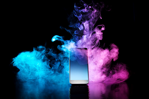 Teléfono inteligente moderno con fondo de color vivo humo - telecomunicaciones publicidad diseño. photo