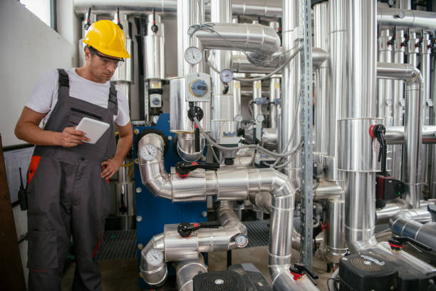 天然ガス処理施設でタブレットを使用している人 - plumber boiler technician natural gas ストックフォトと画像