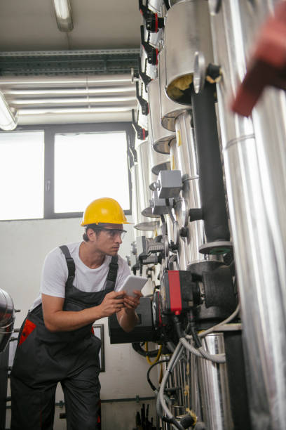 天然ガス処理施設でタブレットを使用している人 - plumber boiler technician natural gas ストックフォトと画像