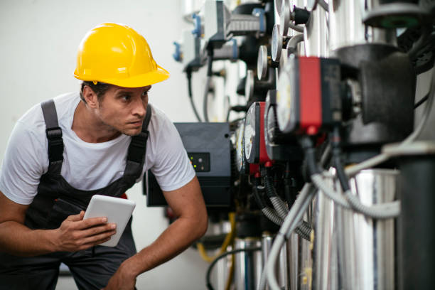 天然ガス処理施設でタブレットを使用している人 - plumber boiler technician natural gas ストックフォトと画像