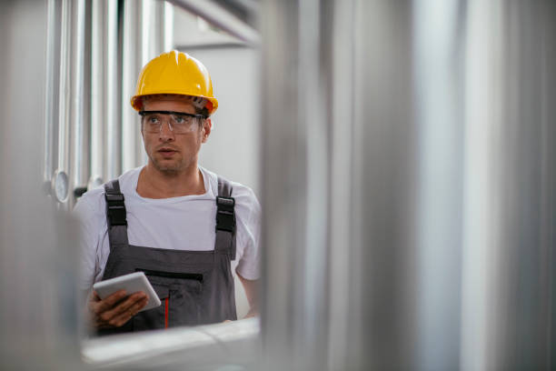 天然ガス処理施設でタブレットを使用している人 - plumber boiler technician natural gas ストックフォトと画像