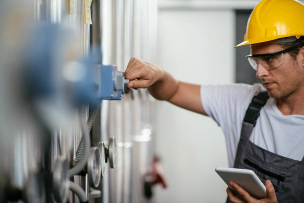 uomo che usa una compressa presso l'impianto di trattamento del gas naturale - technology engineer occupation heat foto e immagini stock