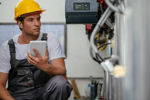 天然ガス処理施設でタブレットを使用している人 - plumber boiler technician natural gas ストックフォトと画像