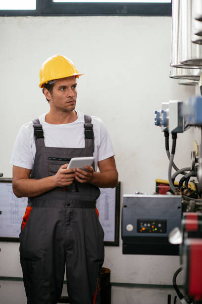 天然ガス�処理施設でタブレットを使用している人 - plumber boiler technician natural gas ストックフォトと画像