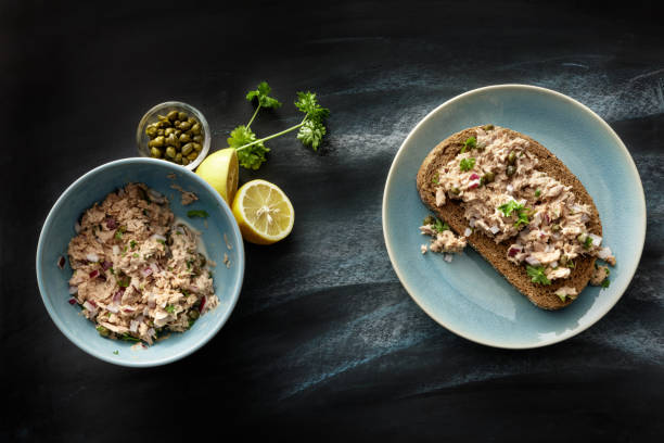 морепродукты: салат из тунца на месте - sandwich tuna tuna salad sandwich salad стоковые фото и изображения