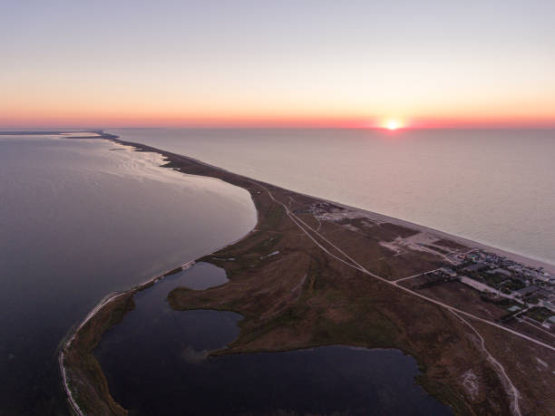 widok z lotu ptaka na wyspę byriuchyi - mierzeja między morzem azowskim a utljuk lyman , park narodowy azov-sivash - lyman ukraine zdjęcia i obrazy z banku zdjęć