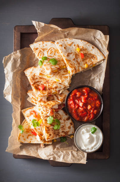 鶏肉、トマト、スイート コーン、チーズとメキシコのケサディア - quesadilla chicken mexican cuisine cheese ストックフォトと画像