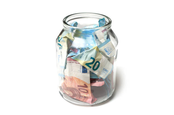 흰색 바탕에 유리 컨테이너에 유로 은행권 저축 - coin cheap jar currency 뉴스 사진 이미지