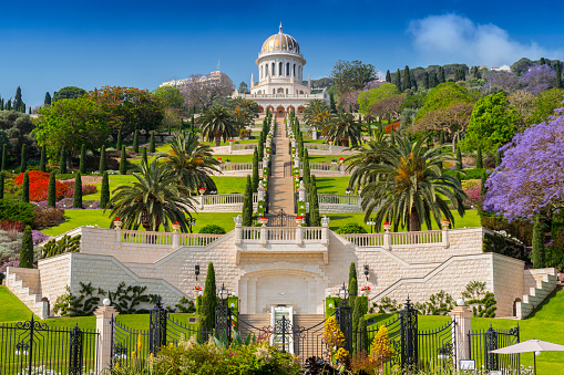 Vista de los Jardines Bahai y el Santuario del Bab en el Monte Carmelo en Haifa, Israel. photo