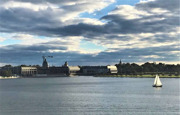 аннаполис-харбор и северн-ривер, мэриленд, сша - us naval academy стоковые фото и изображения