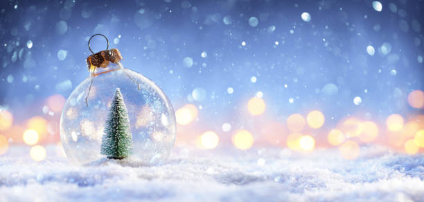 snow ball mit weihnachtsbaum und lichter auf winter hintergrund - christbaumkugel fotos stock-fotos und bilder