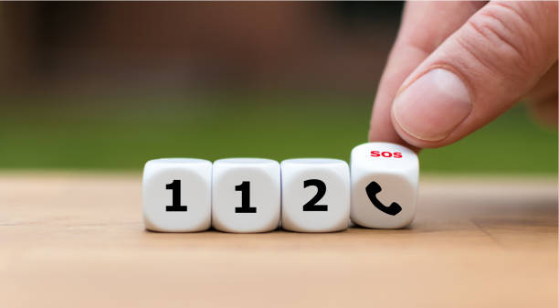 dice show the european emergency phone number - chamada de fotografia imagens e fotografias de stock