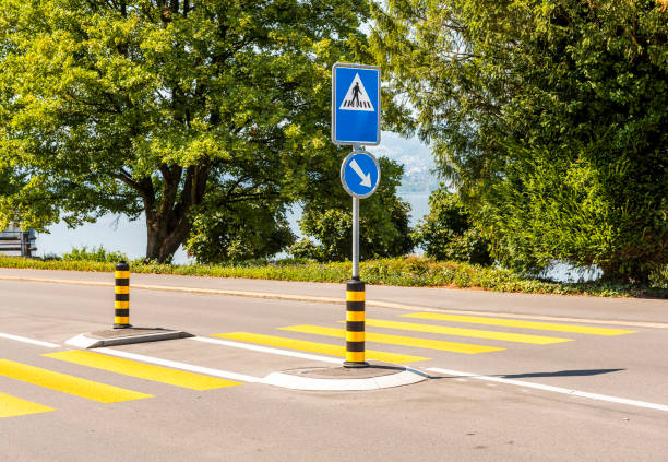 überquerung für fußgänger in oberwil stadt, kanton zug, schweiz - avenue sign stock-fotos und bilder