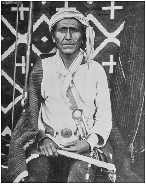 ilustrações, clipart, desenhos animados e ícones de fotografias históricas da marinha e do exército da antiguidade: homem navajo - north american tribal culture fotos