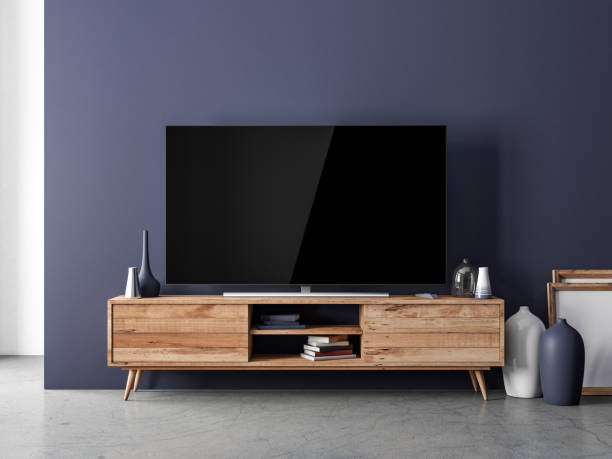 smart tv maquette se tenant sur la console en bois dans un intérieur moderne avec la décoration de la maison - tv wall unit photos et images de collection