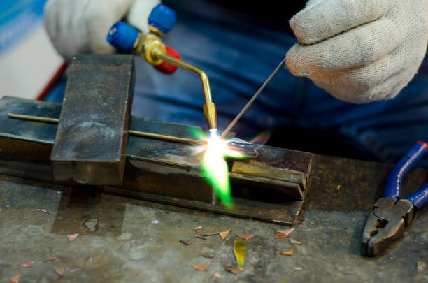 кислородная газовая горелка в действии. - foundry propane work tool welder стоковые фото и изображения