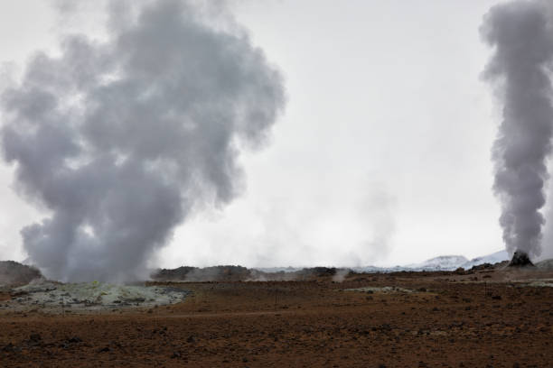 geothermische aktivität im mývatn gebiet in island - iceland hot spring geothermal power station geyser stock-fotos und bilder