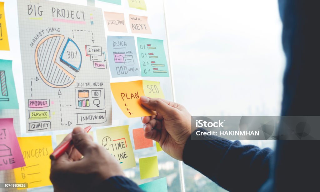 벽 유리 사무실에 전략을 작성 하는 papernote와 아이디어 개념을 공유. 비즈니스 마케팅 - 로열티 프리 계획 스톡 사진
