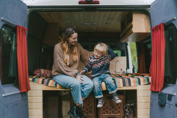 kobieta z synem siedzącym w samochodzie kempingowym - class a motorhome zdjęcia i obrazy z banku zdjęć