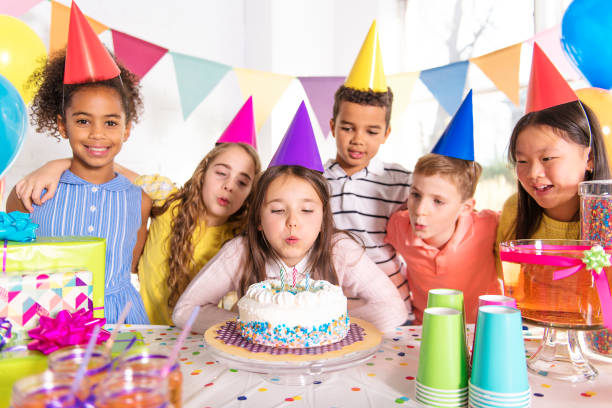 grupo de niños en la fiesta de cumpleaños en casa - globo decoración fotos fotografías e imágenes de stock