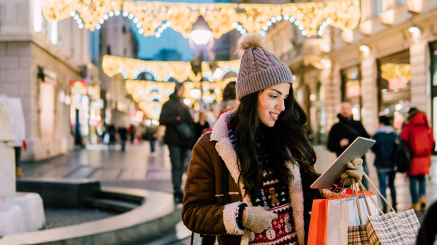 デジタル タブレットで微笑んでいる女の子 - ipad shopping gift retail ストックフォトと画像