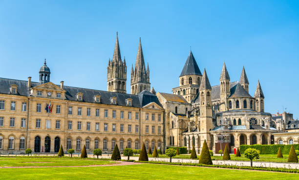 belediye binası ve saint-etienne abbey caen, fransa - normandiya stok fotoğraflar ve resimler