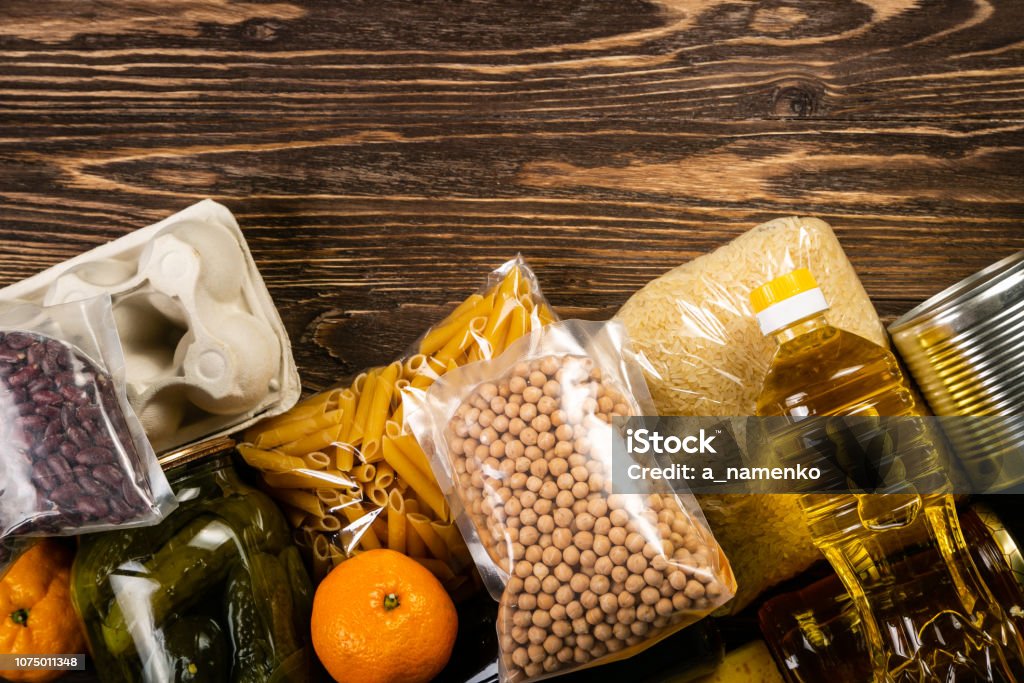 Donaciones de comida en la caja fondo de cocina - Foto de stock de Alimento libre de derechos