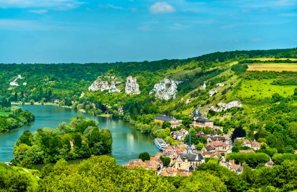 коммуна ле-эндис на берегу сены во франции - town village panoramic green стоковые фото и изображения