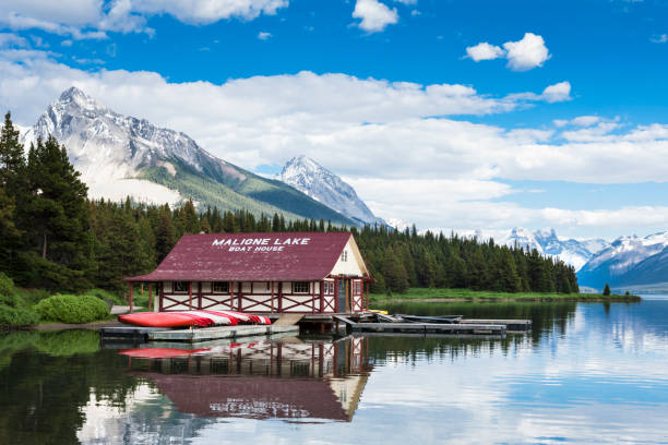 rimessa per barche a maligne lake nelle montagne rocciose canadesi del jasper national park, alberta, canada - lago maligne foto e immagini stock