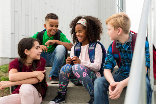 group pre-teen school pupils outside of the classroom - xi imagens e fotografias de stock