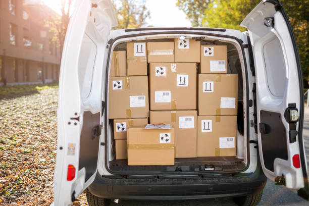 Courier van full of parcels and boxes Courier van full of parcels and boxes full stock pictures, royalty-free photos & images