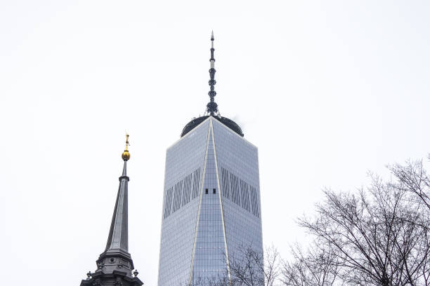 뉴욕의 세계 무역 센터의 지붕에 연기 - skyscraper office building built structure new york city 뉴스 사진 이미지