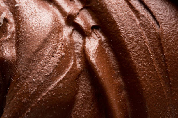 a composição do natural sorvete de chocolate na macro. - chocolate closeup - fotografias e filmes do acervo