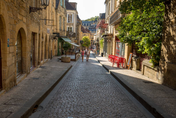 maisons historiques le long de la rue fénelon à sarlat la canéda dans le département de la dordogne, aquitaine, france - sarlat la photos et images de collection